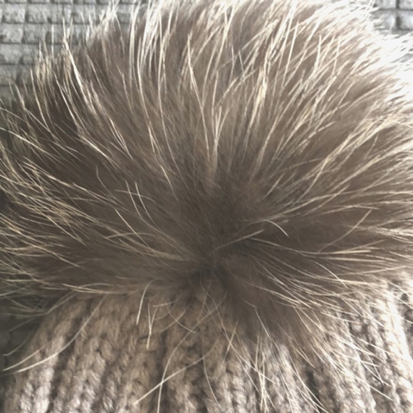 ANNABELLE Knit Chunky Cable Acrylic Real Fur Silver Fox Pom Pom Beanie Hat NWT - Picture 8 of 13
